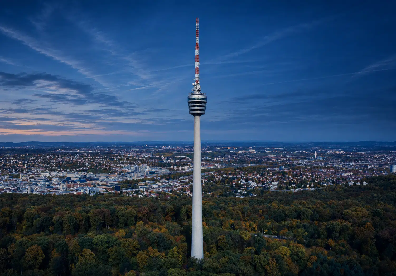 Stuttgarter Fernsehturm in der Abenddämmerung