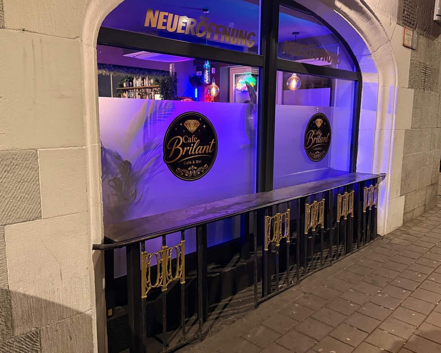 Außenansicht des Café Brilant in der Wagenburgstraße 104 in Stuttgart-Ost mit dem Logo in den Schaufenstern