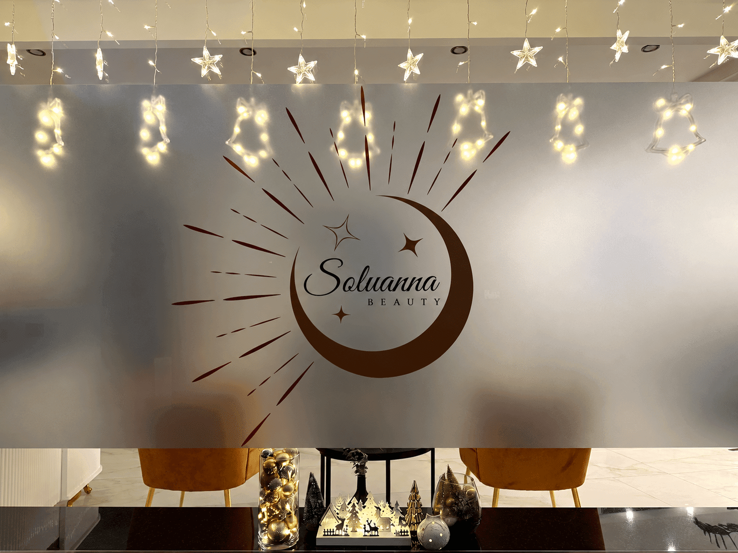 Logo von Soluanna Beauty auf der Glasscheibe im Studio